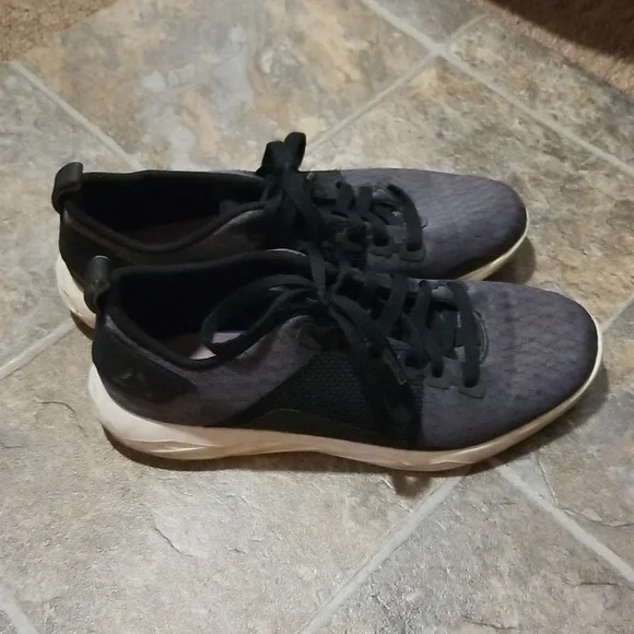 Sz 8 Reebok Runners - Picture 3 of 4